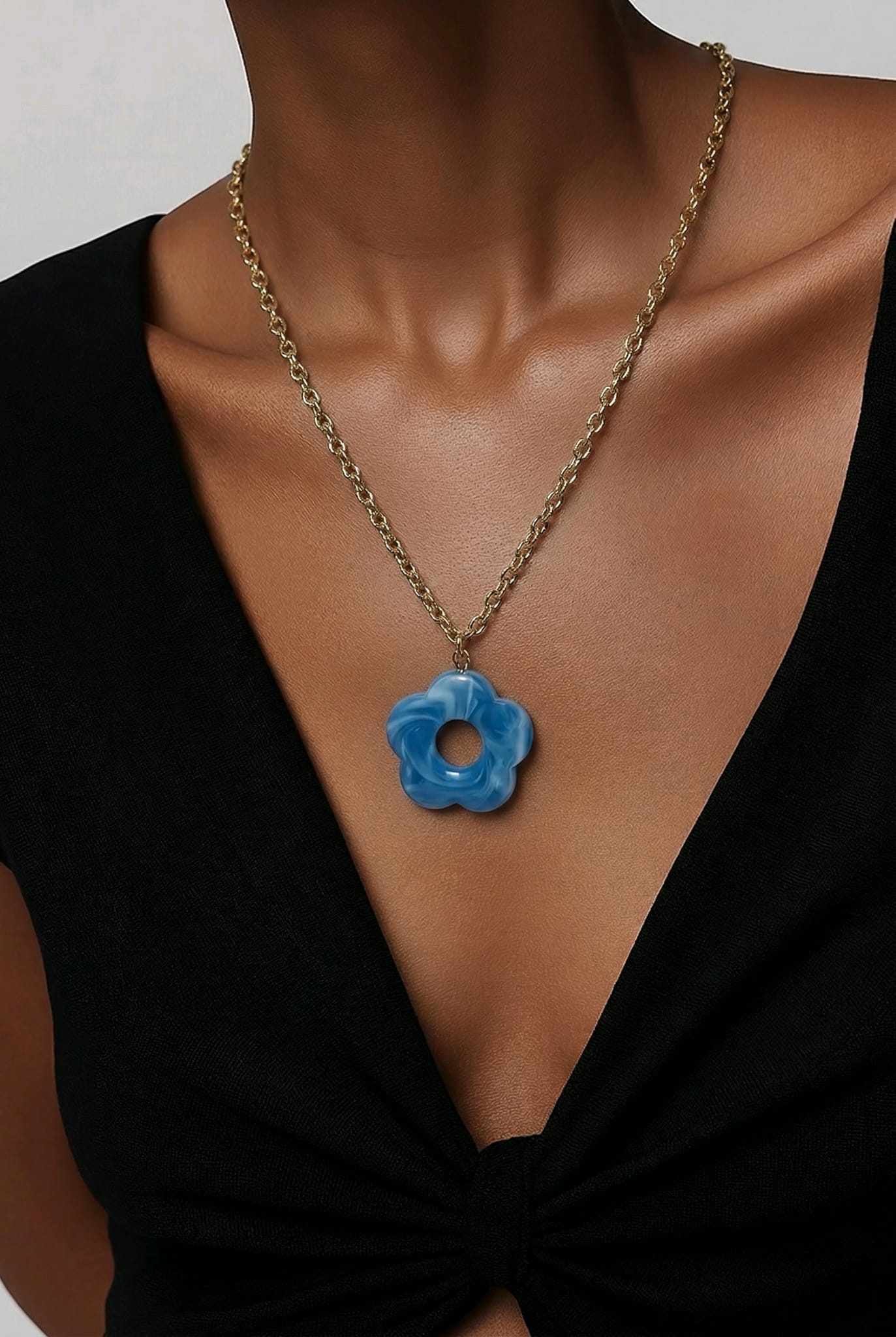 Collier fleur nacre bleu